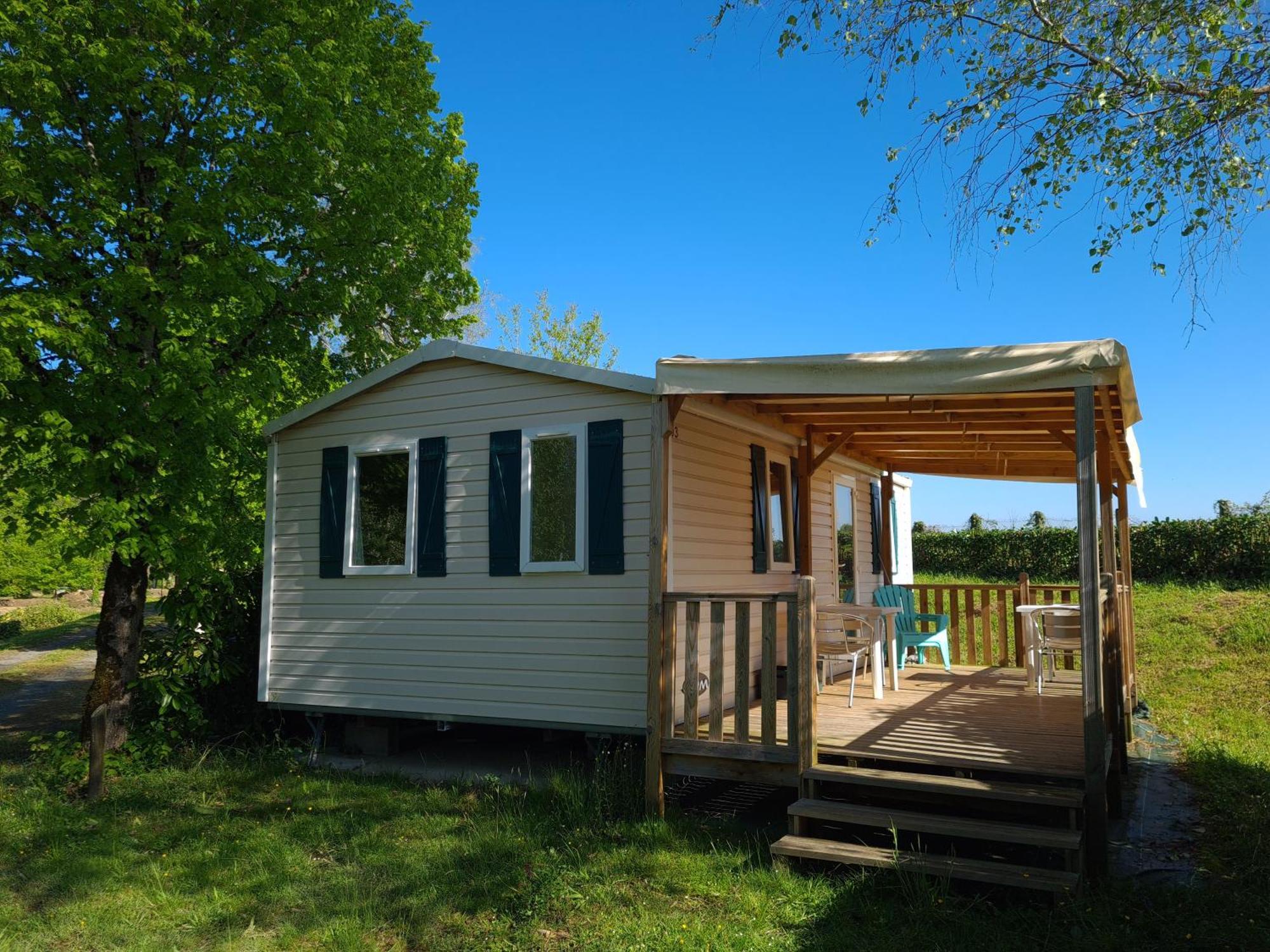 Camping De Ladignac Le Long Bel Air Bagian luar foto