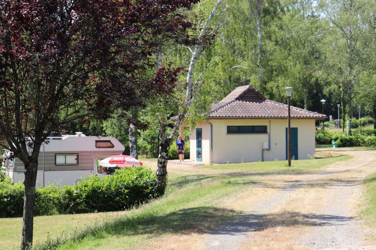 Camping De Ladignac Le Long Bel Air Bagian luar foto