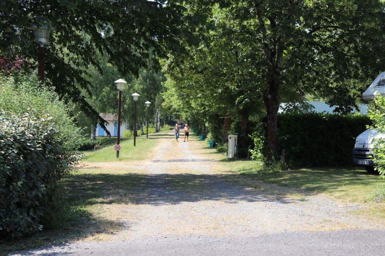 Camping De Ladignac Le Long Bel Air Bagian luar foto